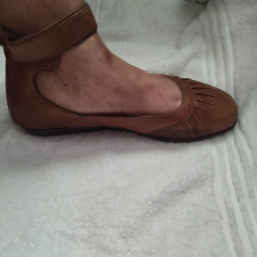 WOMEN'S SIZE 12 LOT OF 2 PAIRS OF "AEROSOLES" ANKLE STRAP LEATHER FLATS